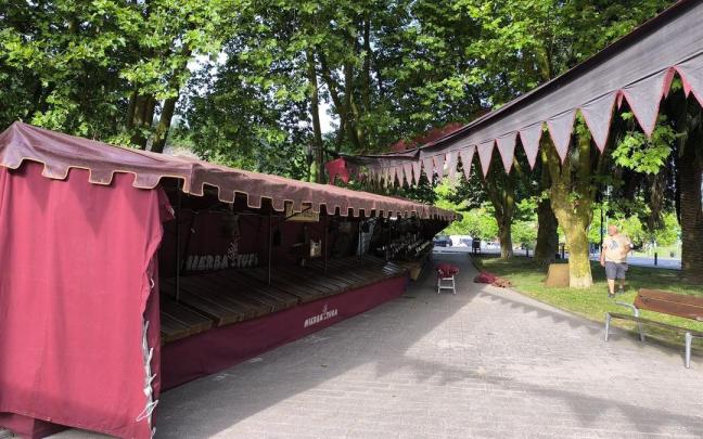 El mercado medieval de Behobia en pleno montaje
