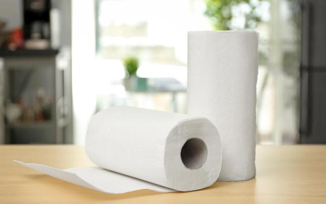 Dos rollos de papel de cocina sobre una mesa.