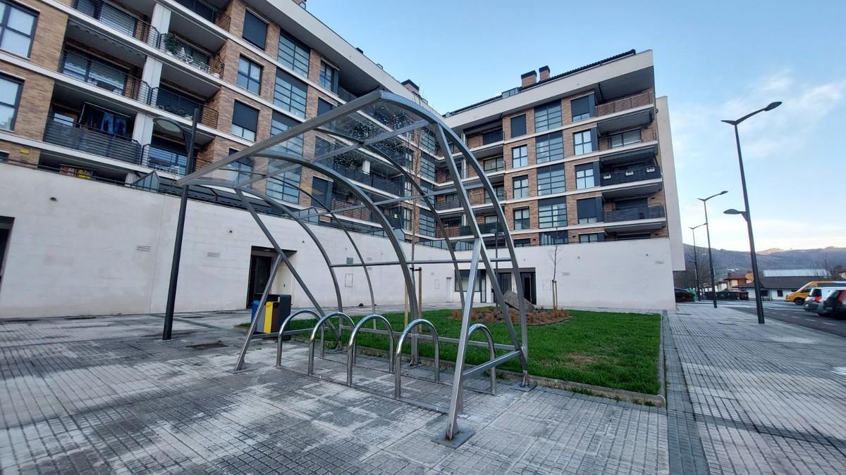 Nuevo aparcabicis cubierto en Lazkao.