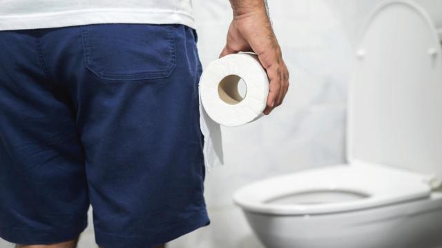 Un hombre, en el cuarto de baño.