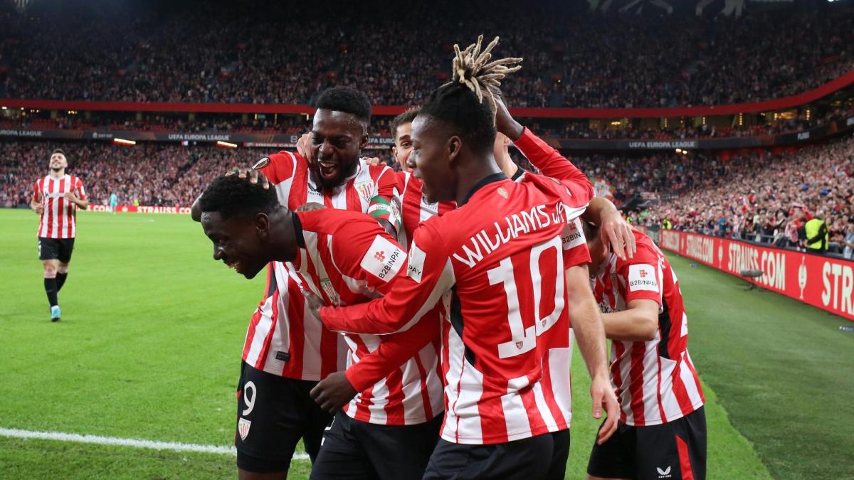 Los jugadores del Athletic, en la imagen celebrando el gol de Adama Boiro ante el Elfsborg, buscan esta tarde prolongar su gran racha a costa del Fenerbahçe. / PANKRA NIETO