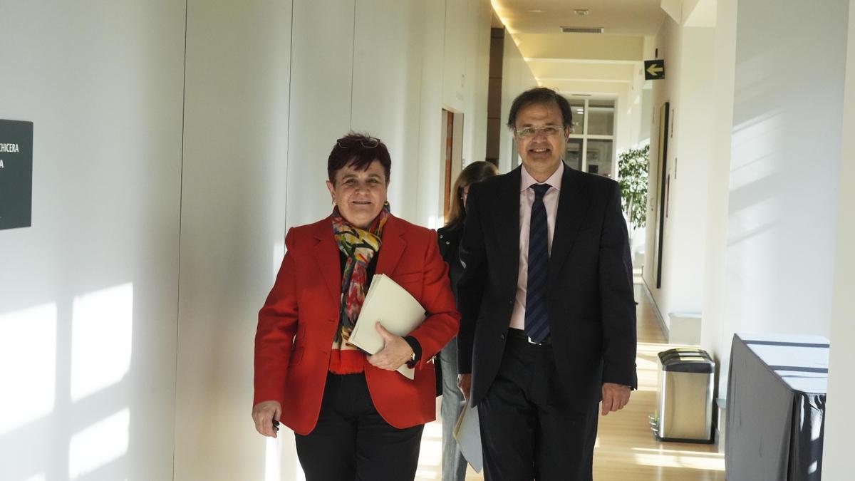 El consejero de Salud, Alberto Martínez, y la Directora General de Osakidetza, Lore Bilbao.