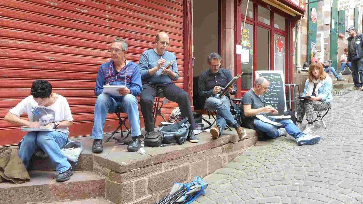 Un grupo de dibujantes en plena faena durante un encuentro organizado por Skecthcrawl Euskal Herri en Iparralde