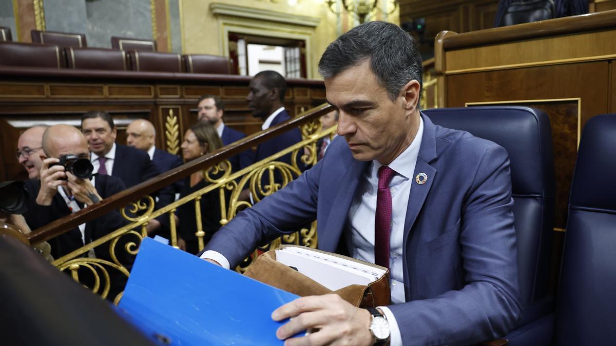 Pedro Sánchez antes de su intervención en el pleno del Congreso.