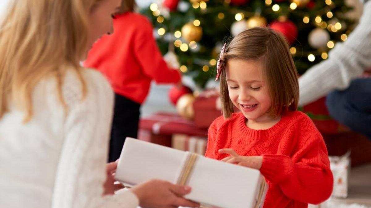 Niña abre su regalo de Navidad