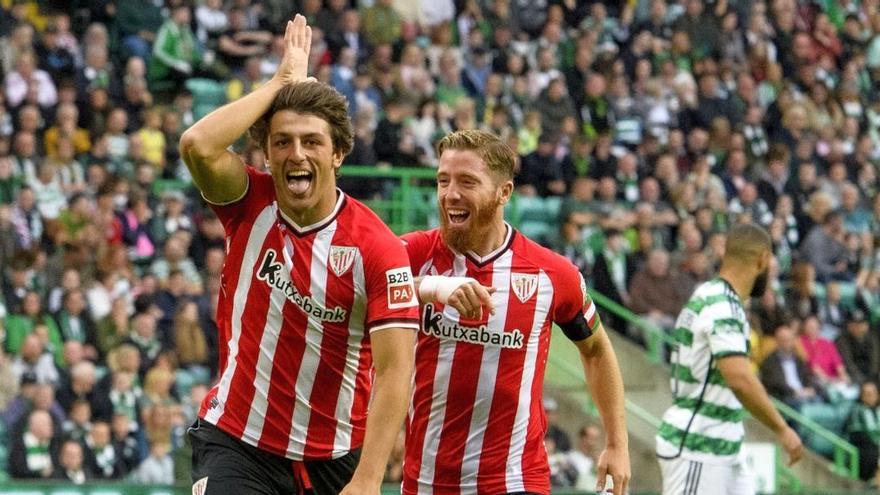 Unai Gómez celebra junto a Iker Muniain su primer gol en La Liga / DEIA