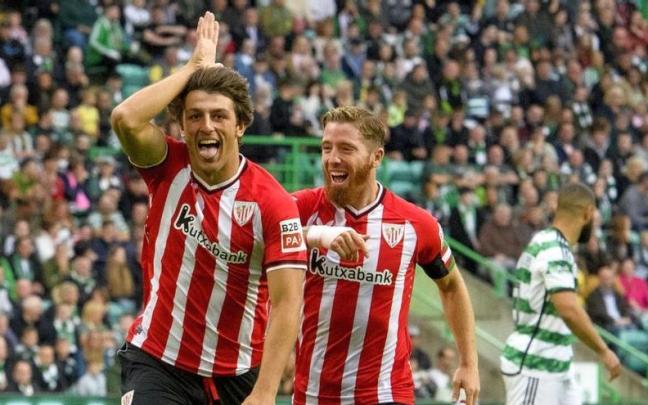 Unai Gómez celebra junto a Iker Muniain su primer gol en La Liga / DEIA
