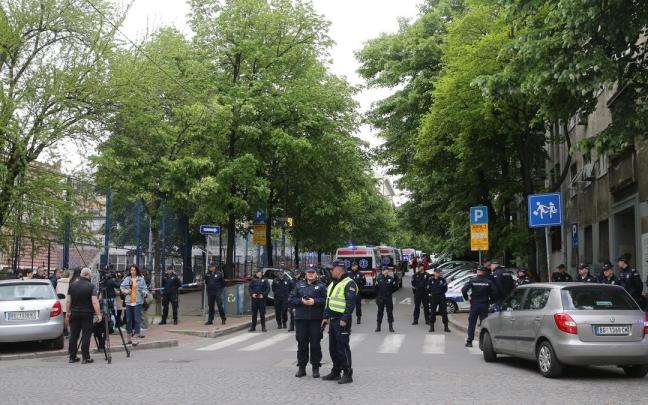 Dos muertos y varios heridos por disparos de un alumno en escuela de Belgrado Dos muertos y varios heridos por disparos de un alumno en escuela de Belgrado