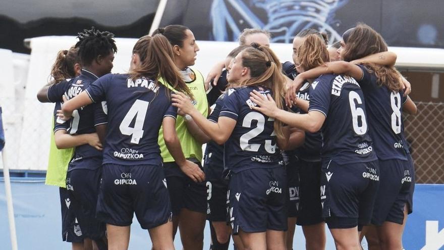 Las jugadoras de la Real celebran la victoria lograda ante el Madrid CFF. / LALIGA