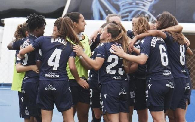Las jugadoras de la Real celebran la victoria lograda ante el Madrid CFF. / LALIGA