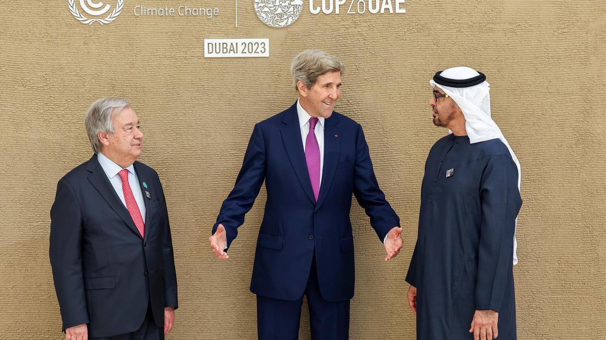 El enviado estadounidense John Kerry junto al Secretario General de Naciones Unidas Antonio Guterres y el presidente de Emiratos Árabes Unidos Mohamed bin Zayed Al Nahyan