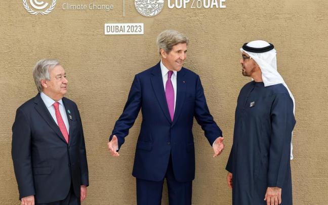 El enviado estadounidense John Kerry junto al Secretario General de Naciones Unidas Antonio Guterres y el presidente de Emiratos Árabes Unidos Mohamed bin Zayed Al Nahyan