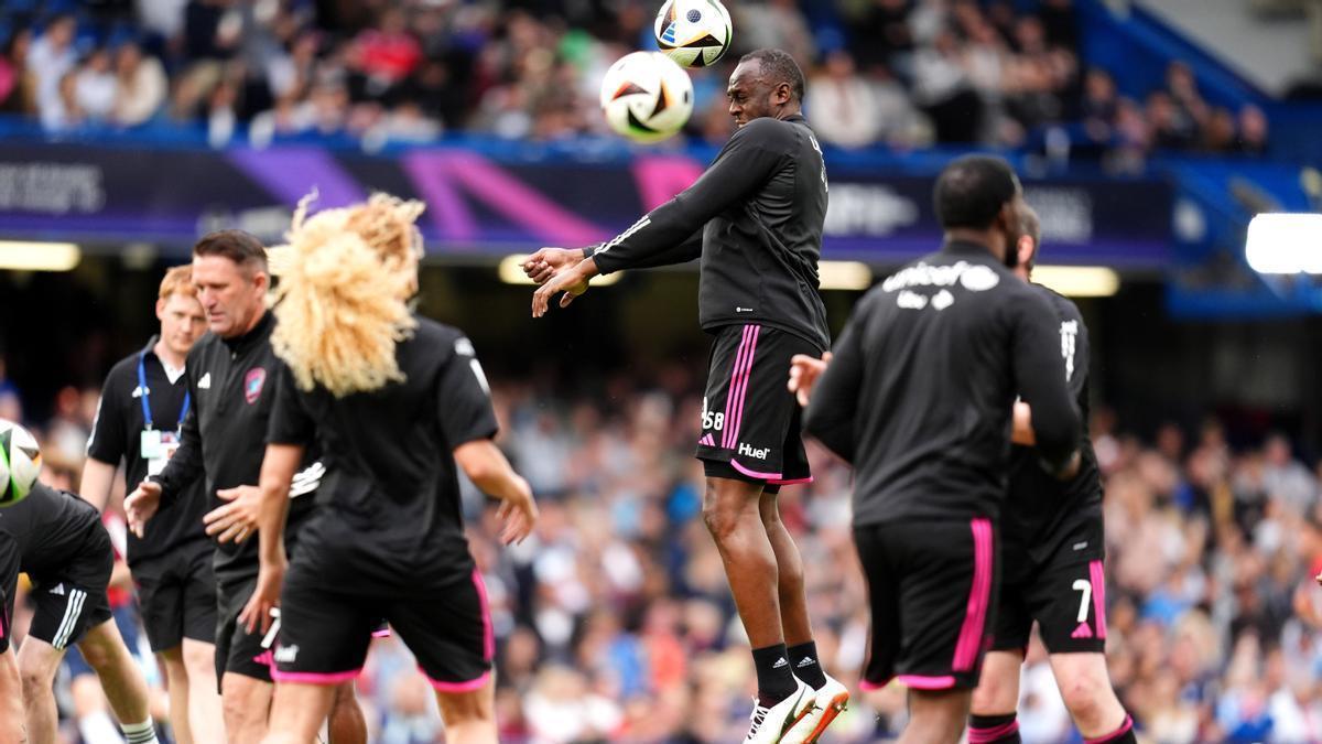 Usain Bolt, rematando de cabeza durante el partido disputado en Stamford Bridge.