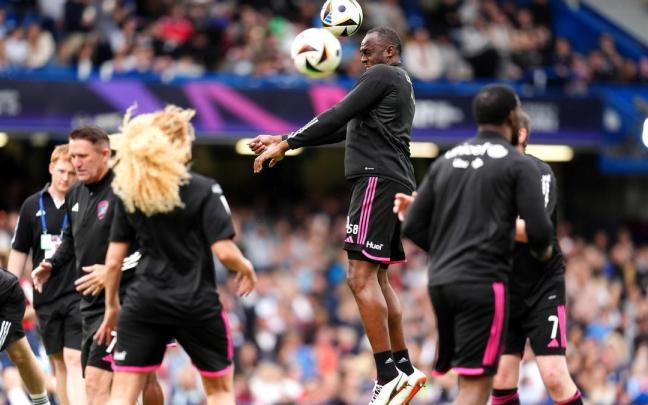 Usain Bolt, rematando de cabeza durante el partido disputado en Stamford Bridge. / EP Usain Bolt, rematando de cabeza durante el partido disputado en Stamford Bridge.