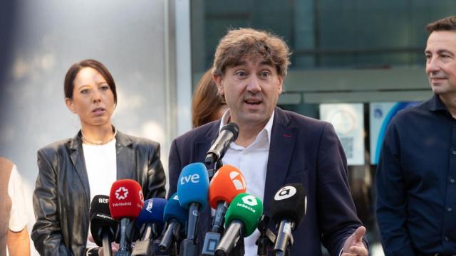 El secretario general del PSE-EE, Eneko Andueza, ofrece declaraciones a los medios durante el Comité Federal del PSOE.
