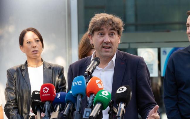El secretario general del PSE-EE, Eneko Andueza, ofrece declaraciones a los medios durante el Comité Federal del PSOE.