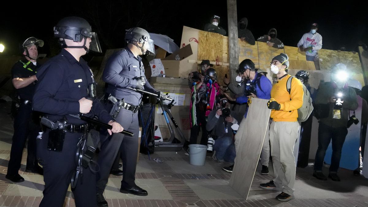 Decenas de detenidos en el desmantelamiento del campamento en la Universidad de California