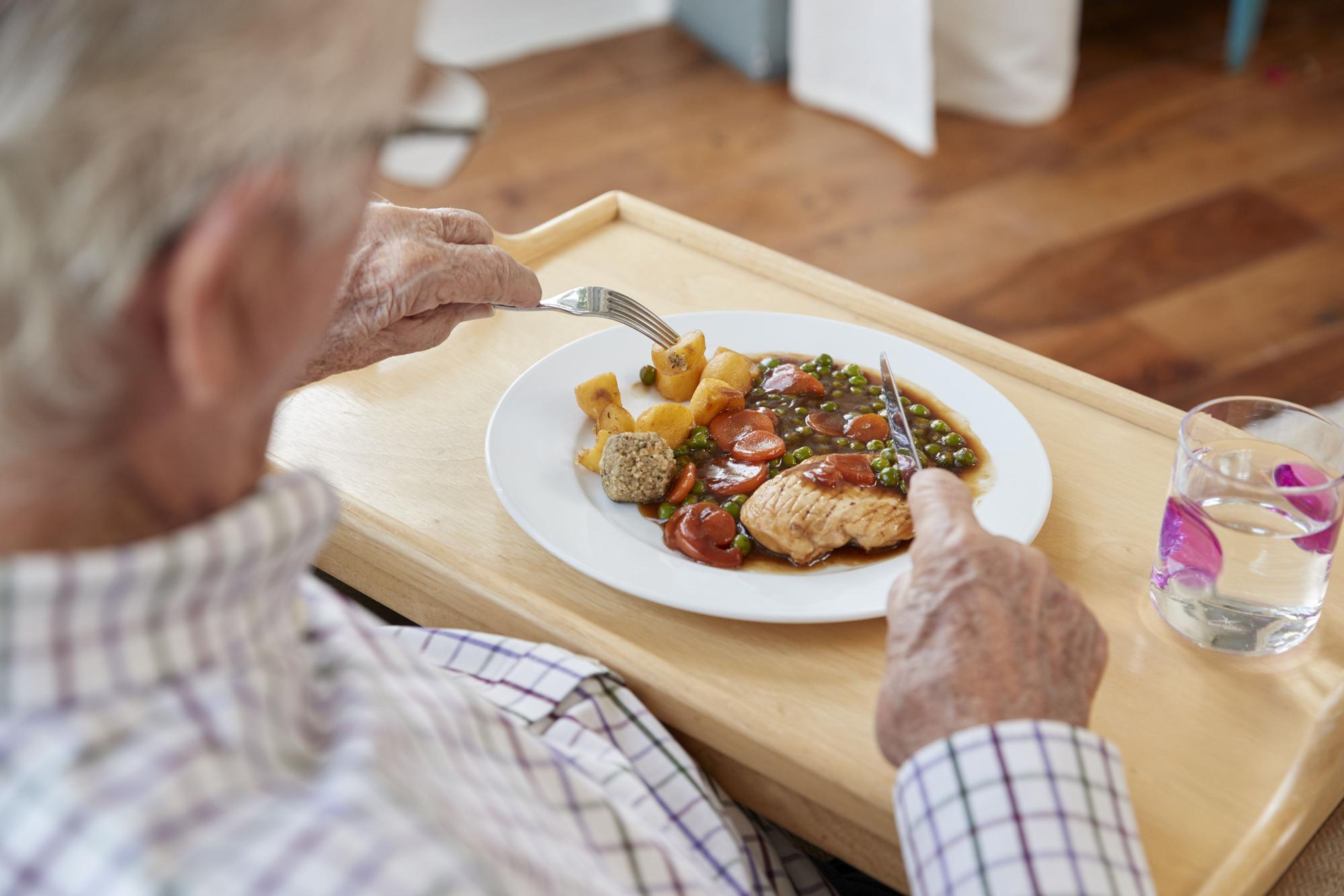Señor disfruta de un plato saludable rico en proteínas.