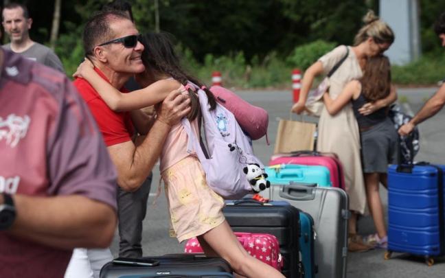 Llegada de los niños, el pasado 1 de julio, a Irun / Noticias de Gipuzkoa -Iker Azurmendi