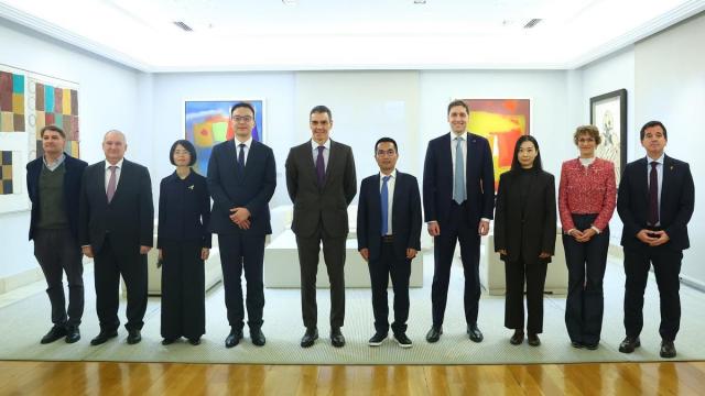 Encuentro entre representantes de la empresa, con el presidente Pedro Sánchez, el ministro Jordi Hereu, la presidenta María Chivite y el consejero Mikel Irujo. CEDIDA