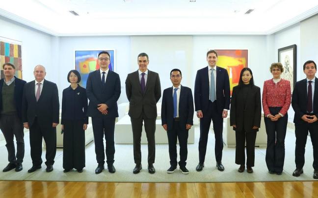 Encuentro entre representantes de la empresa, con el presidente Pedro Sánchez, el ministro Jordi Hereu, la presidenta María Chivite y el consejero Mikel Irujo. CEDIDA