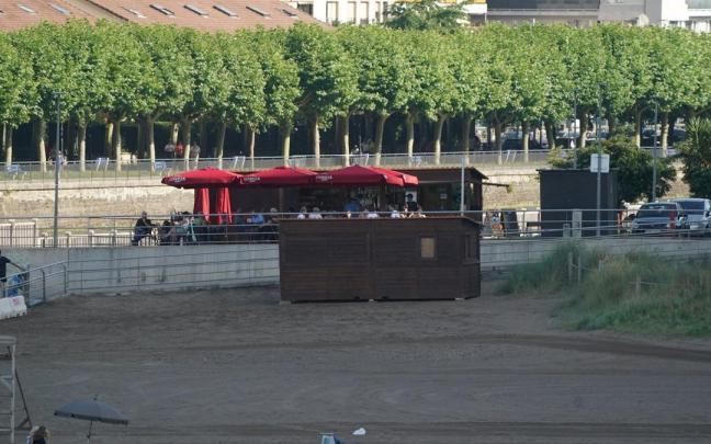 Intoxicación de un joven de Elgoibar que pidió un mosto en el chiringuito de la playa de Ondarbeltz. Rubén Plaza Intoxicación de un joven de Elgoibar que pidió un mosto en el chiringuito de la playa de Ondarbeltz. Rubén Plaza