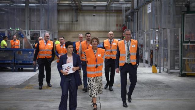 La Presidenta Chivite visita las instalaciones de la empresa, junto a Thomas Fusch, CEO de KWD; Roberto Lanaspa, COO de la compañía; Jan-Philip Brandt, CFO de la empresa; y Raquel Balda, directora gerente de KWD España. Unai Beroiz/Gobierno de Navarra