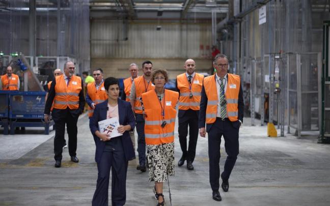 La Presidenta Chivite visita las instalaciones de la empresa, junto a Thomas Fusch, CEO de KWD; Roberto Lanaspa, COO de la compañía; Jan-Philip Brandt, CFO de la empresa; y Raquel Balda, directora gerente de KWD España. Unai Beroiz/Gobierno de Navarra