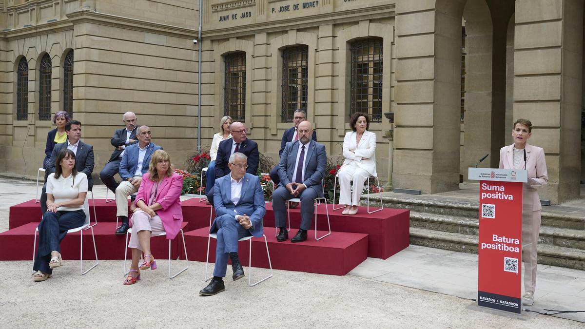 Chivite y consejeros y consejeras del Gobierno de Navarra, en la presentación del balance de mitad de legislatura este lunes en los jardines del Palacio de Navarra. Iñaki Porto