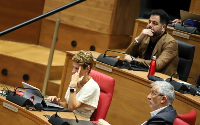 María Chivite y Ramón Alzórriz, durante el pleno de este jueves. Javier Bergasa María Chivite y Ramón Alzórriz, durante el pleno de este jueves. Javier Bergasa