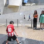 Los juegos de agua del Museo Guggenheim ya están abiertos / José Mari Martínez