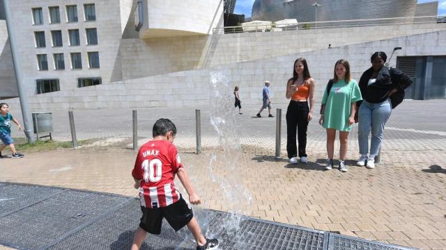 Los juegos de agua del Museo Guggenheim ya están abiertos / José Mari Martínez