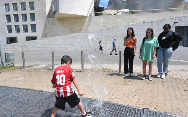 Los juegos de agua del Museo Guggenheim ya están abiertos / José Mari Martínez