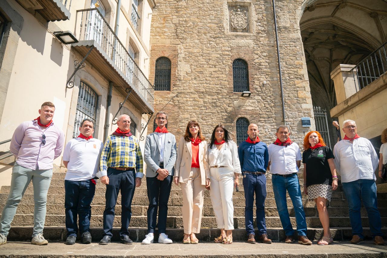 La alcaldesa de Gasteiz, Maider Etxebarria, junto a los representantes de las casas regionales. Fotos: Ayuntamiento de Gasteiz