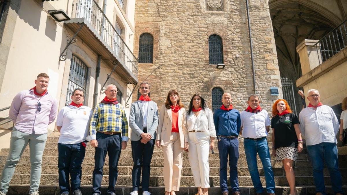 La alcaldesa de Gasteiz, Maider Etxebarria, junto a los representantes de las casas regionales. Fotos: Ayuntamiento de Gasteiz