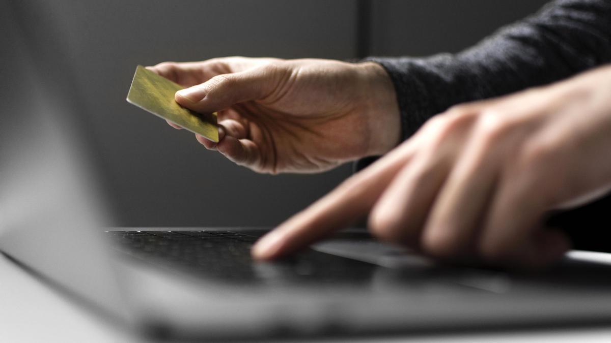 Los investigados están acusados de un presunto delito de estafa y otro de blanqueo de capitales. FREEPIK