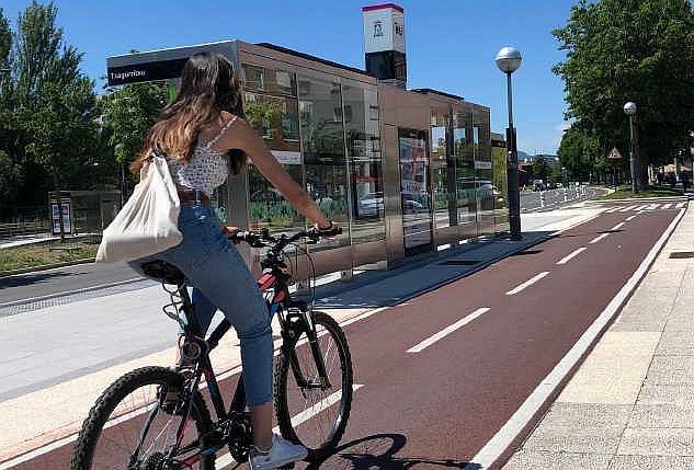 Mujer andando en bici - Fuente Ayuntamiento de Vitoria-Gasteiz