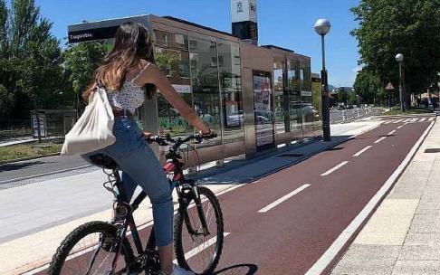 Mujer andando en bici - Fuente Ayuntamiento de Vitoria-Gasteiz