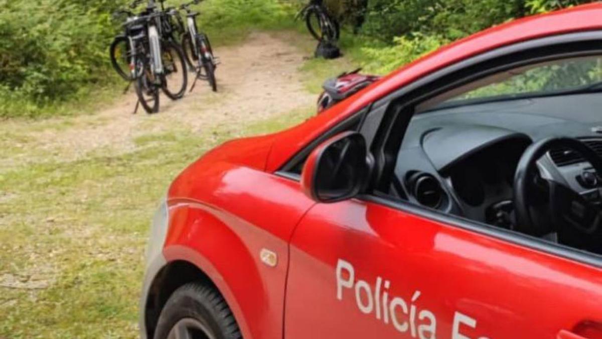 Una patrulla de Policía Foral, en el lugar del accidente. CEDIDA