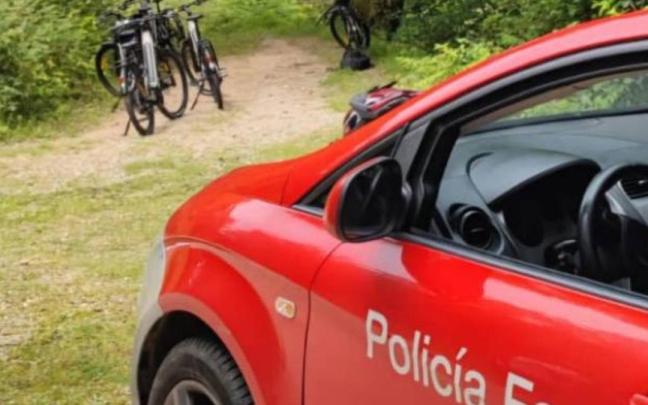 Una patrulla de Policía Foral, en el lugar del accidente. CEDIDA