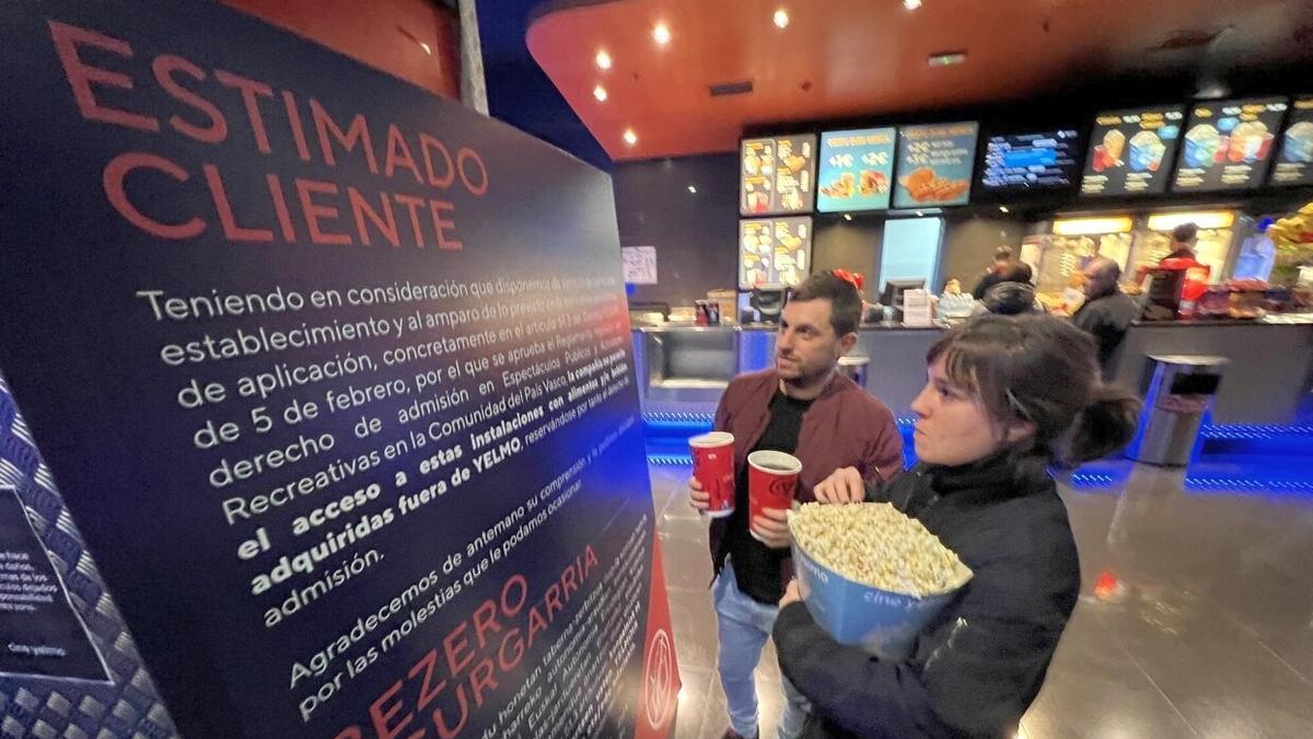 Cartel que avisa de la prohibición de acceder a las salas de cine con comida y bebida del exterior | Oskar M.Bernal, Deia