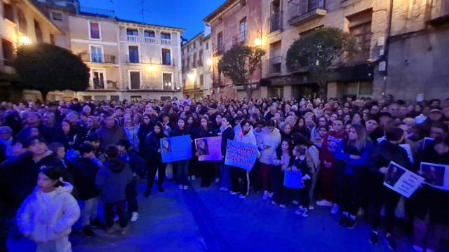 Una plaza abarrotada rinde homenaje a Sara. Fermín Pérez-Nievas