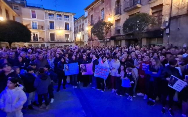 Una plaza abarrotada rinde homenaje a Sara. Fermín Pérez-Nievas