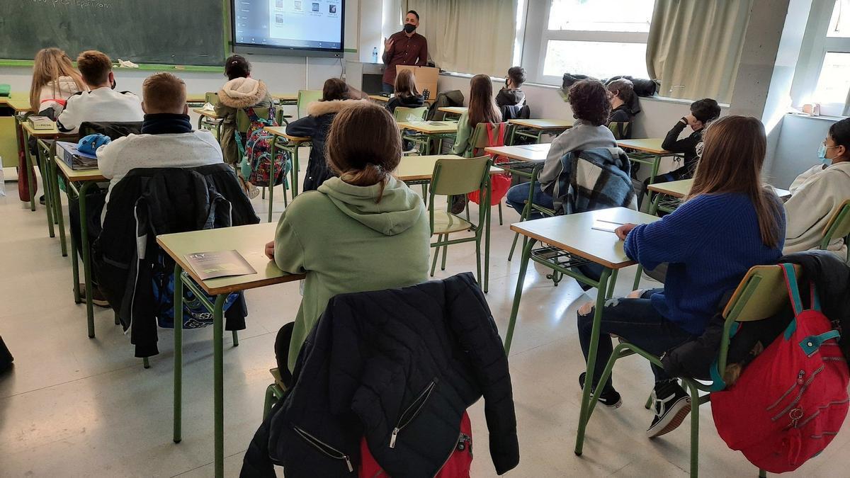 Alumnado del IES La Paz de Cintruénigo, durante una charla. Archivo