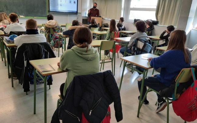Alumnado del IES La Paz de Cintruénigo, durante una charla. Archivo