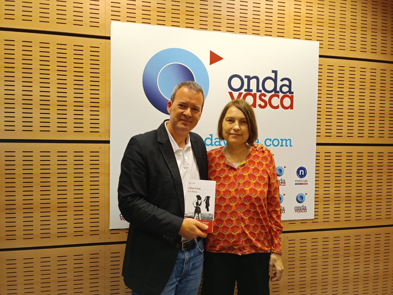 Clara Usón, autor de "Las fieras" en los estudios de ONDA VASCA