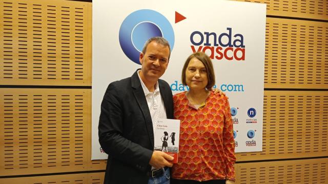 Clara Usón, autor de "Las fieras" en los estudios de ONDA VASCA