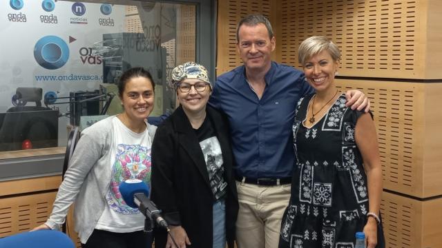 Miembros de la Asociación de afectadas por el cáncer de mama metastásico de Euskadi MAITE ETA BIZI en los estudios de ONDA VASCA