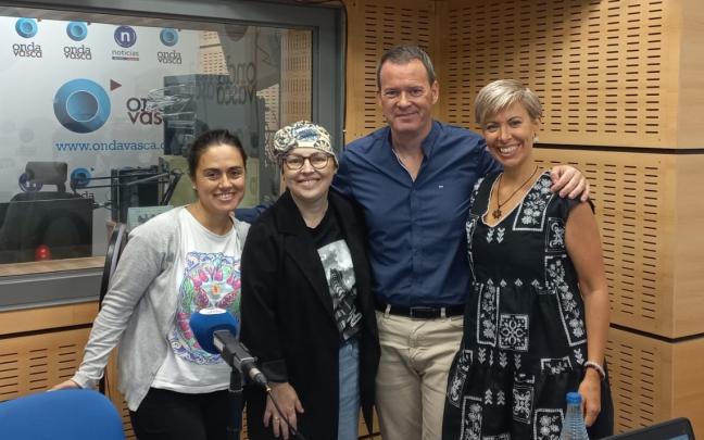 Miembros de la Asociación de afectadas por el cáncer de mama metastásico de Euskadi MAITE ETA BIZI en los estudios de ONDA VASCA