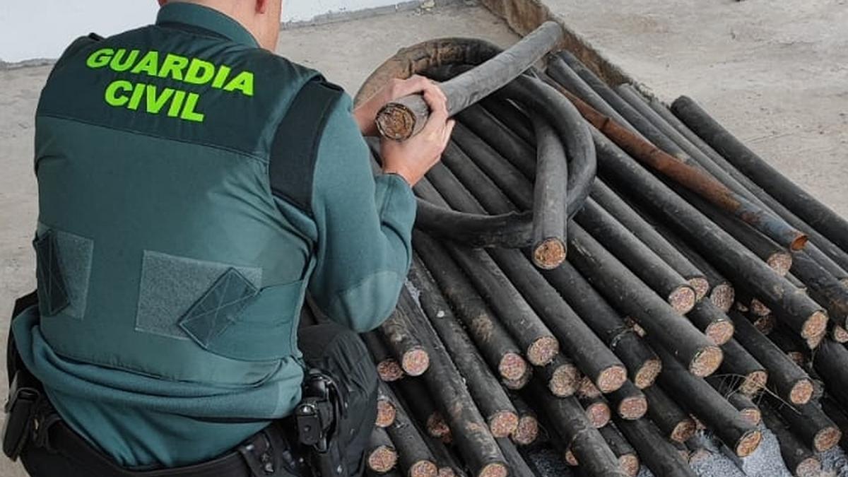 Un agente de la Guardia Civil sujeta una manguera de cobre, tras una operación que se saldó con dos detenidos en Tierra Estella. Redacción DDN